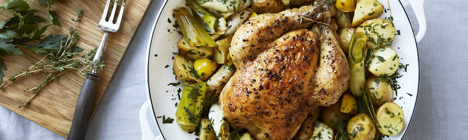 Ovnbagt kylling med kartofler, porrer & citron