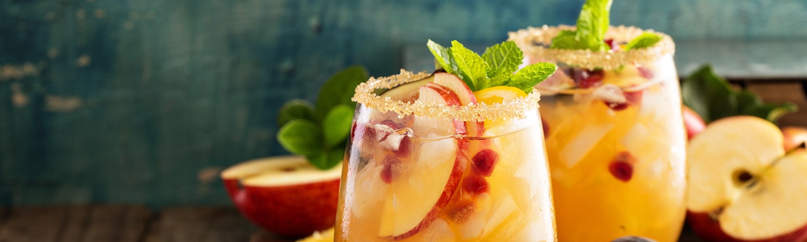 Fruchtiger Cocktail mit Vodka, Apfelsaft und Granatapfel